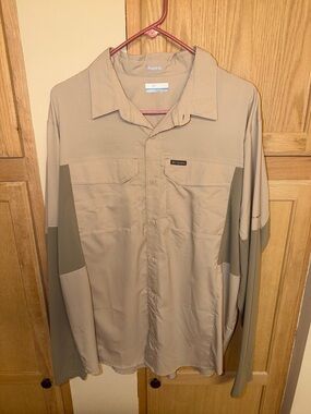 Columbia Men’s tan Omni-shade long sleeve shirt